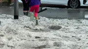 Hagel und Sturm fegen über Südwesten: Straßen plötzlich weiß wie im Winter