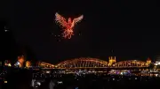 Kölner Lichter: Drohnen-Show startet verspätet, Feuerwerk begeistert