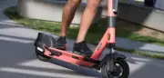 Mann greift E-Scooter-Fahrer mit Eisenstange an – Polizist verletzt