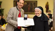 Ministerpräsident ehrt Franziskanerin aus Derndorf