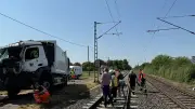 Müllauto kollidiert mit S-Bahn in Flörsheim – Fahrer schwer verletzt