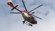 Motorradfahrer kracht in Auto und schwebt in Lebensgefahr
