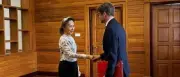 Myanmar: Junta zeigt erstmals Fotos von Suu Kyi mit Rotem Kreuz