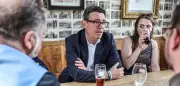 Neuer Premier Burnham: Chips im Pub, Buspreis-Deckel, Populismus