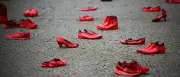 Rote Schuhe: Berlin gedenkt Femizid-Opfer und fordert mehr Schutzplätze