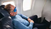 Schlafen im Flugzeug: 7 Tipps für erholsame Reise
