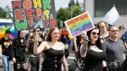 Schwarz statt bunt: CSD in Schlüchtern protestiert gegen Intoleranz