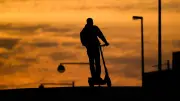 Unfall in Altenstadt: E-Scooter-Fahrer flüchtet nach Sachschaden