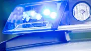 Unfallflucht in Aichach: Unbekanntes Fahrzeug beschädigt geparktes Auto