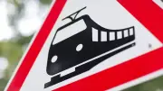 Unglück am Bahnübergang: 79-Jähriger und Hund von Zug erfasst