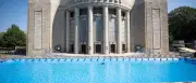 Volksbühne Berlin: Freibad vor dem Theater eröffnet